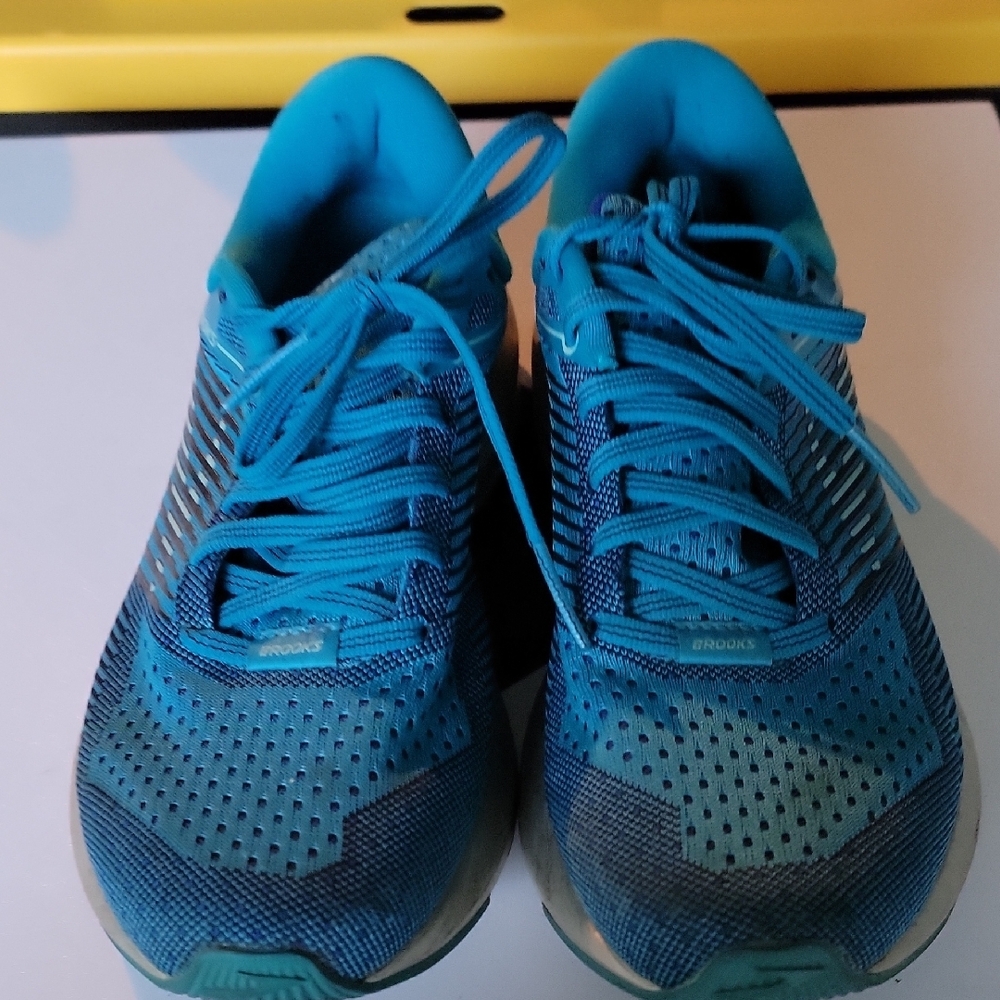 Brooks Blue Athletic Running Shoes Sleek Design